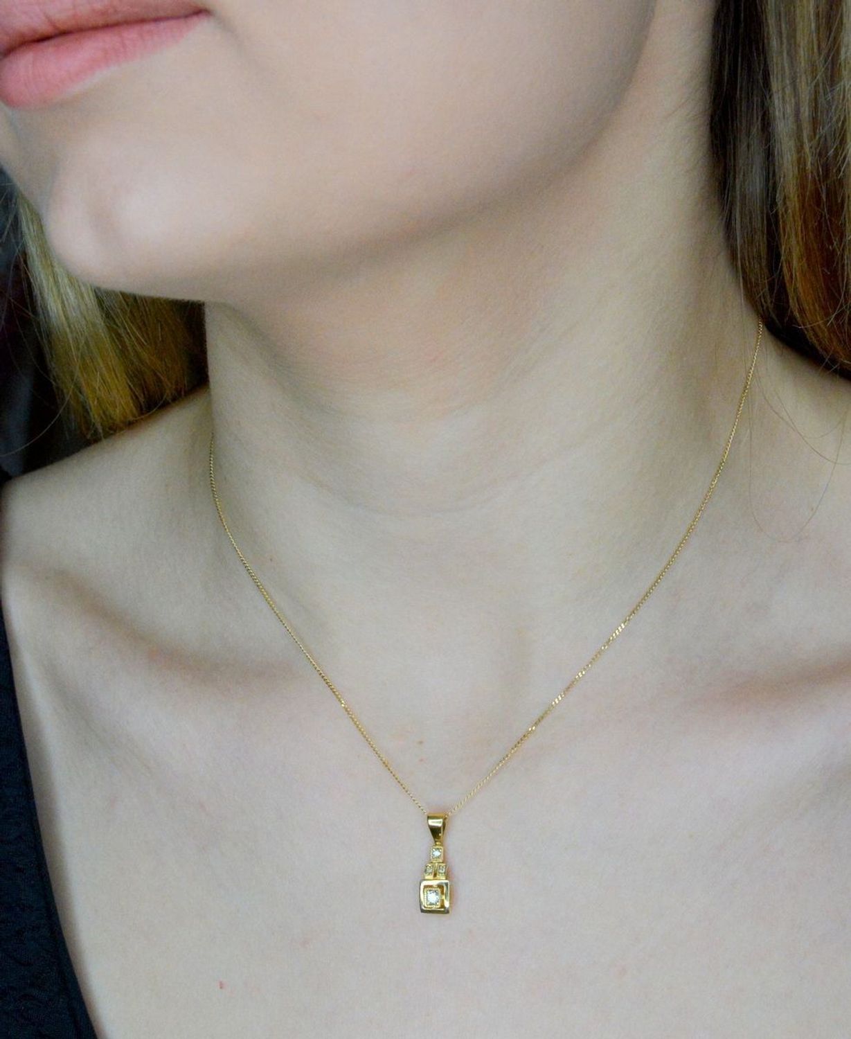 Złota zawieszka damska 585 Diamentowe kwadraciki P1SI 0,08ct4  wz 120w cert 12150 Biżuteria z kamieniami szlachetnymi, które swoim blaskiem zachwycą każdą kobietę. Biżuteria wyrażająca więcej niż słowa wykonana z 14 karatowego.jpg